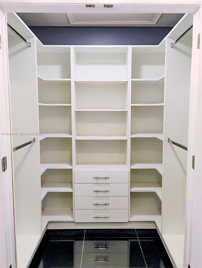 Building Photo - 9654 Sun Pointe Dr