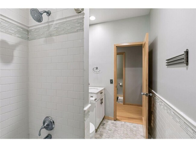 Building Photo - 561 Laurel Ave