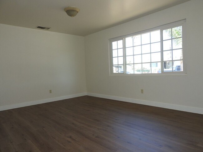 Building Photo - Large 3bd