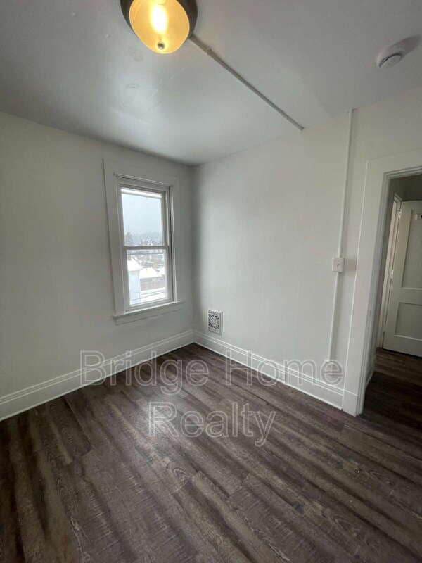 Building Photo - 136 S Spring Ave