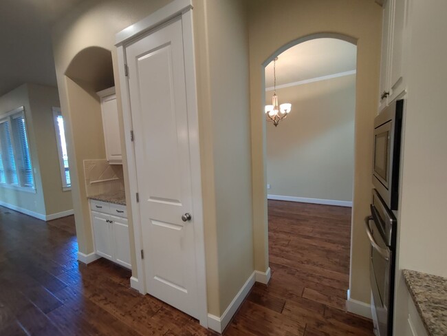 Building Photo - Stunning Renaissance Home, 5 bedroom 3 ful...