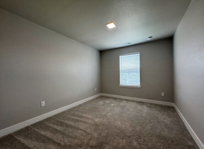 Building Photo - Spacious 3 bed 3 bath 2-story comfortable ...