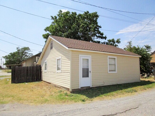 Building Photo - Cute One Bedroom House