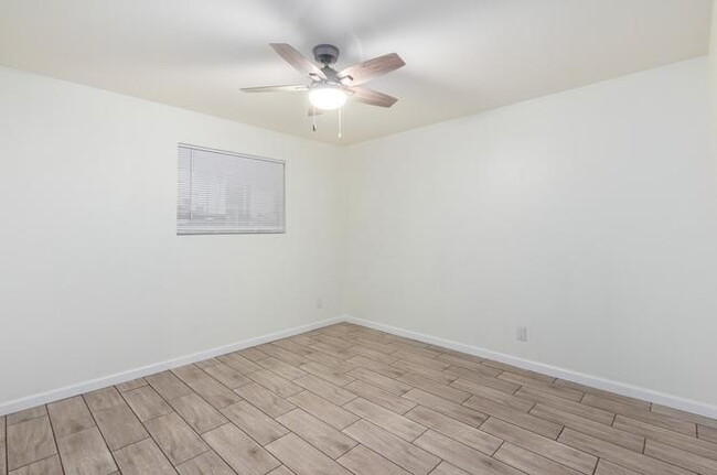Building Photo - 2 Bed / 1 Bath in Phoenix — 900 Sq Ft with Covered Parking & Private Storage