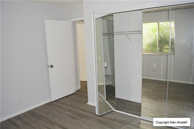Building Photo - 709 Gardens Dr