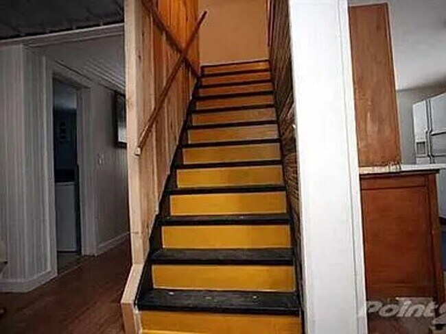Building Photo - Cozy 3-Bedroom Home with Private Yard in L...