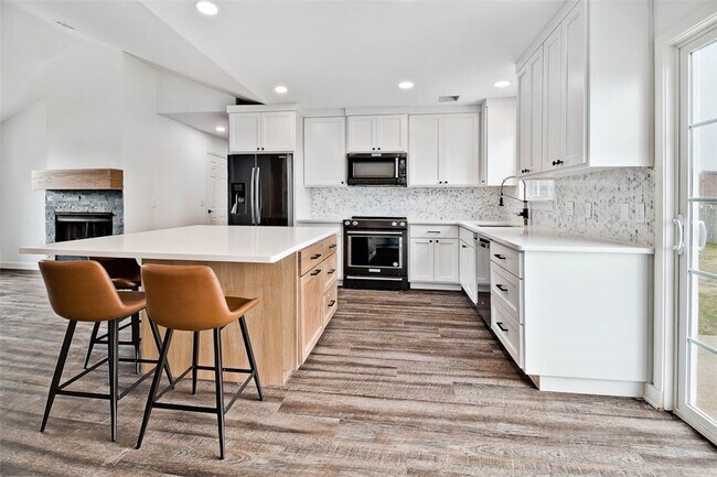 Building Photo - 902 SW Hopi Cir