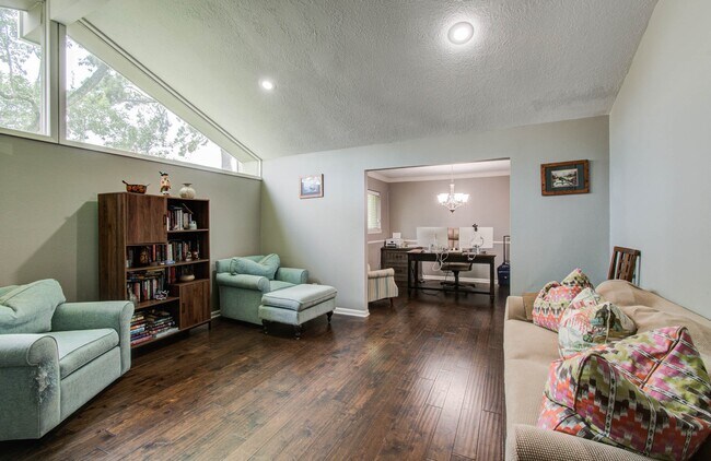 Building Photo - 9818 Emnora Ln