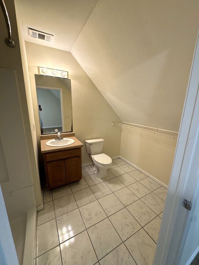 Building Photo - 4br House FOR RENT - less than 1 mile from campus - FALL 2026 PRELEASE