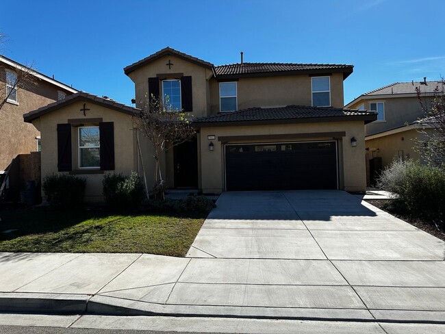 Building Photo - Beautiful 4 bedrooms, 3 bath home in Fontana