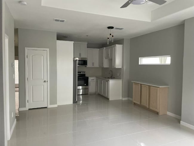 Building Photo - 2507 N Vineyard Ave