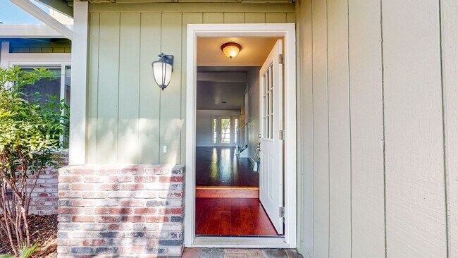 Building Photo - 360 Manka Cir