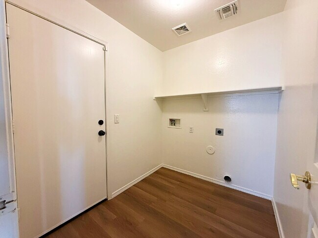 Building Photo - Beautiful Goodyear Home in Centerra – Spacious, Stylish & Move-In Ready!