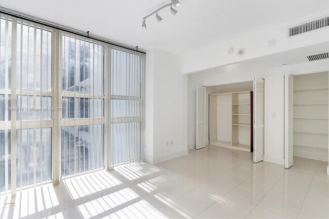 Building Photo - 951 Brickell Ave