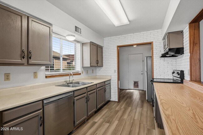 Building Photo - 1055 N Recker Rd