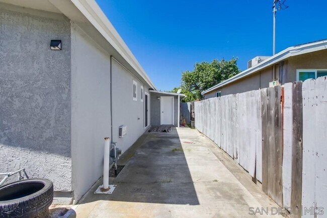 Building Photo - 5068 Baxter St