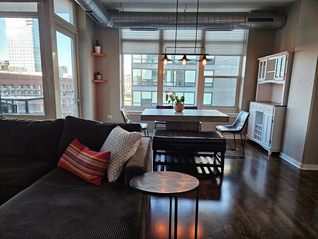 Building Photo - 909 W Washington Blvd