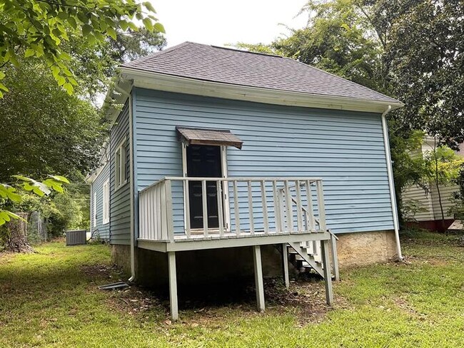 Building Photo - 715 Hawkins Ave