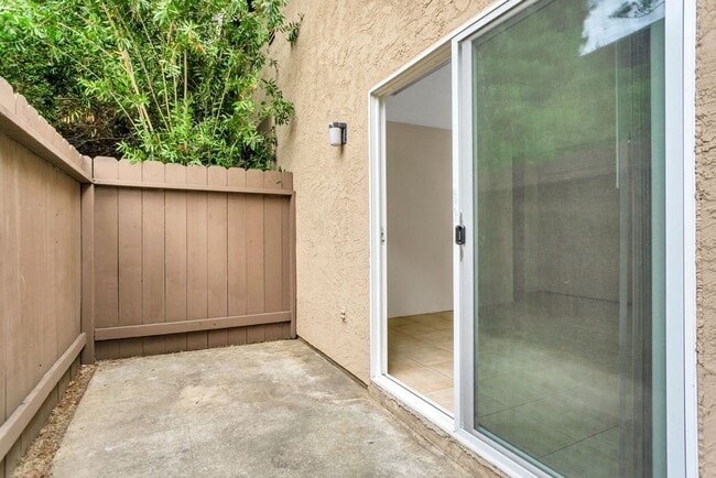 Building Photo - Great three bedroom/two bath single level corner townhome in UTC!