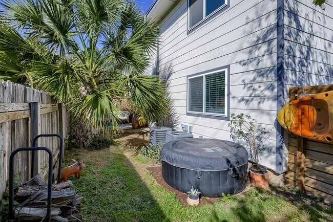 Building Photo - 8603 Putnam Dr