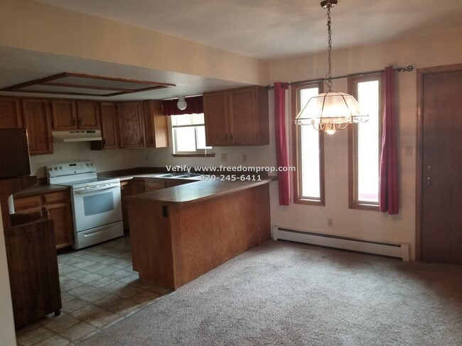 Building Photo - Lots of space in this 3 Bedroom 2.5 Bath Ridges Duplex