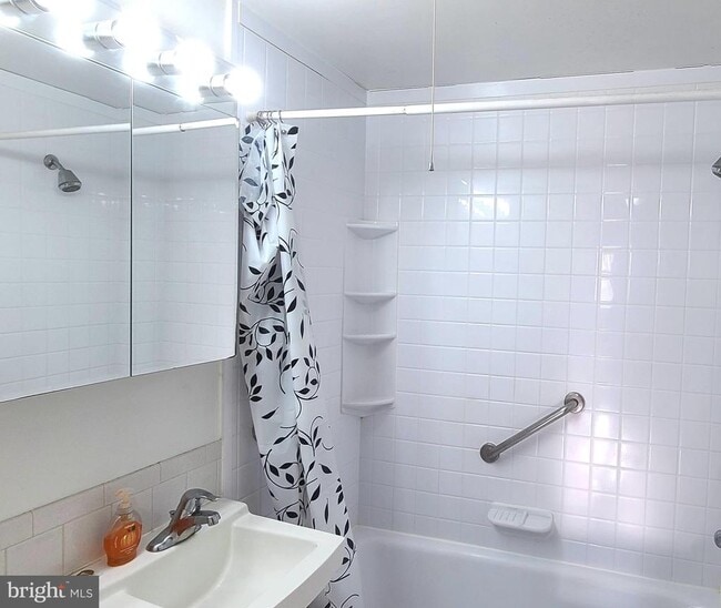 Building Photo - 934 Regina Dr