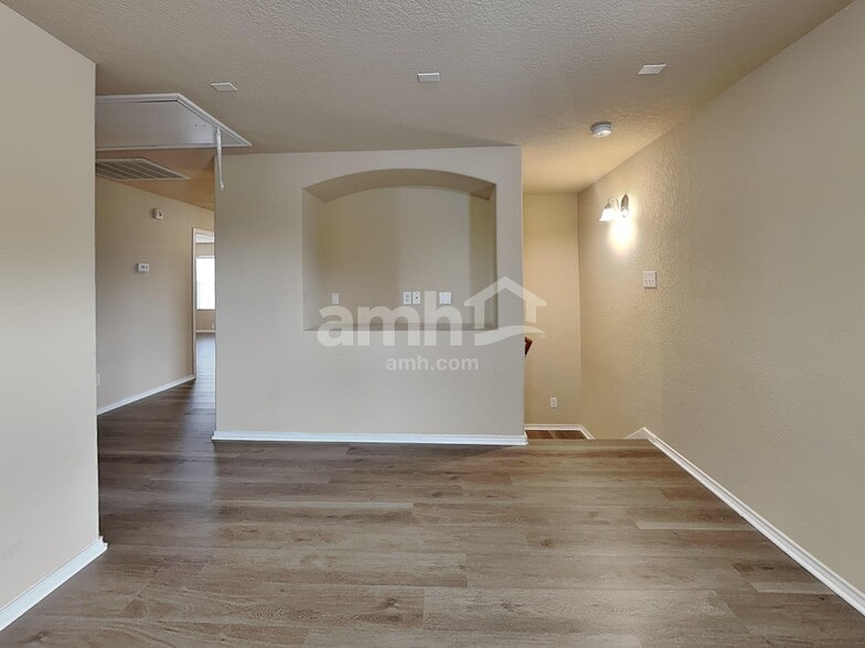 Building Photo - 9811 Rainbow Crk