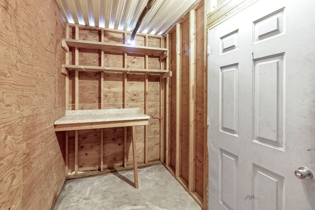 Building Photo - AVAILABLE NOW. 2 Bed 1 Bath Duplex. Locate...