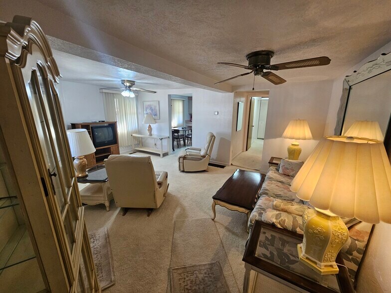 Building Photo - 440 Drummond St