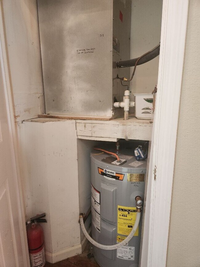 Building Photo - 2/2 Lower Unit Condo