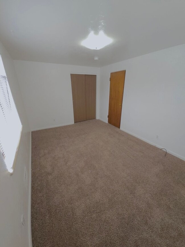 Building Photo - Bright Two Bedroom in University District-...