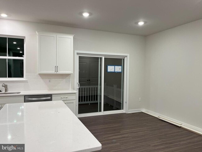 Building Photo - 507 Titanium St