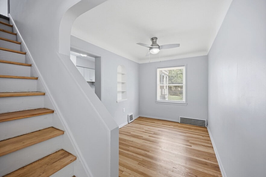 Building Photo - 253 E 250th St