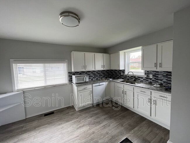 Building Photo - 3302 Greenfield Rd