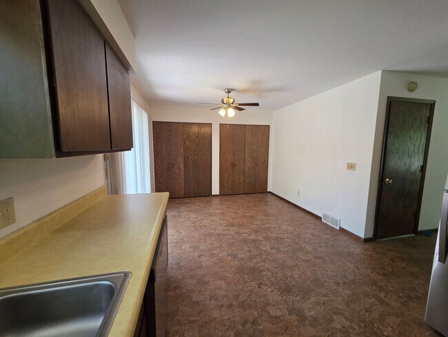 Building Photo - 2 Bed 1 Bath Side By Side Duplex in Port Edwards