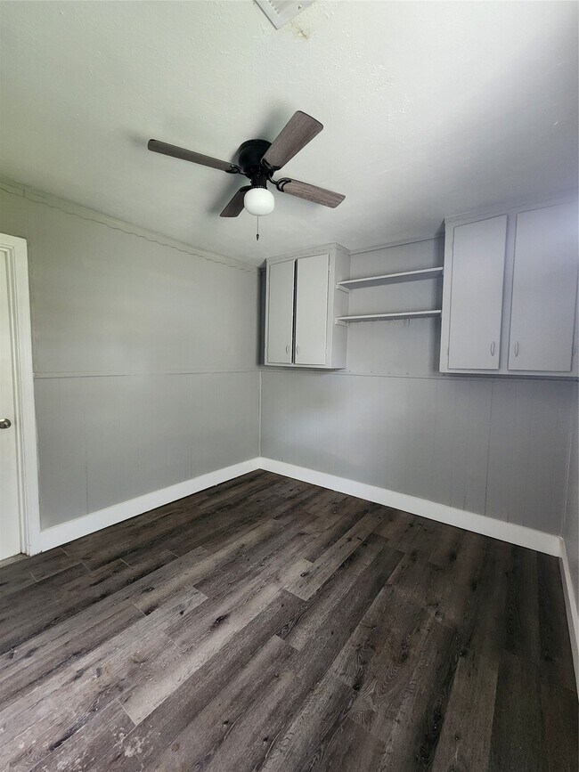 Building Photo - 9711 Aguila St