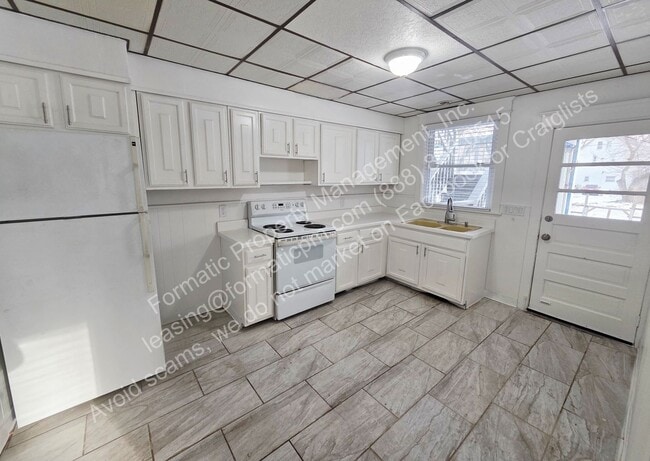 Building Photo - 168 W River St