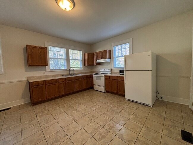 Building Photo - 2 Bedroom, 1.5 Baths Charming Bungalow located near Plaza Midwood