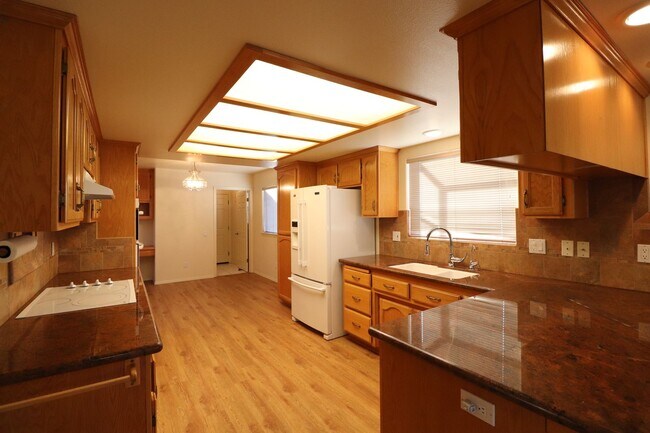 Building Photo - Lovely Mesa Oaks Four Bedroom