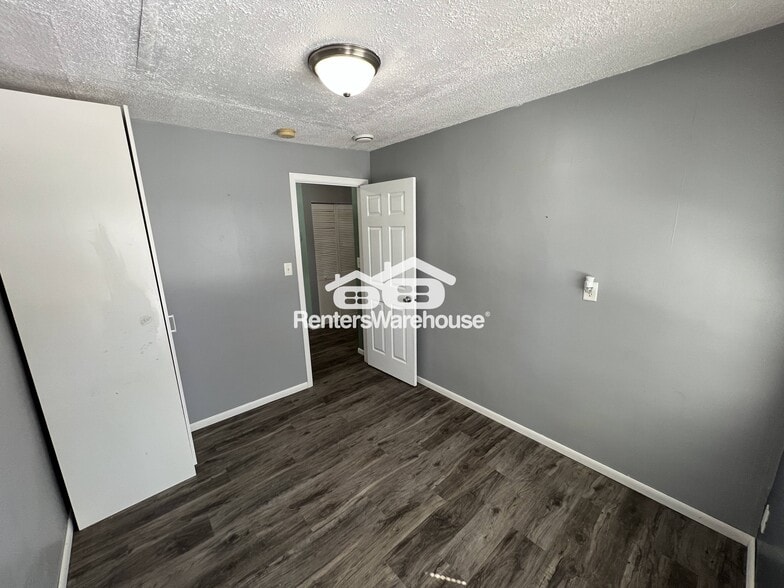 Building Photo - 9371 Country Dr