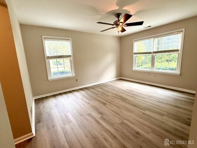 Building Photo - 902 Woodhaven Dr