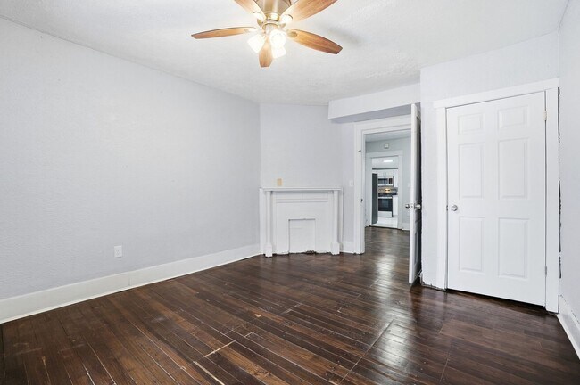 Building Photo - 44 5 Oaks Ave