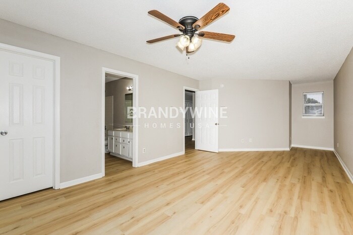 Building Photo - 4528 Connaught Dr E