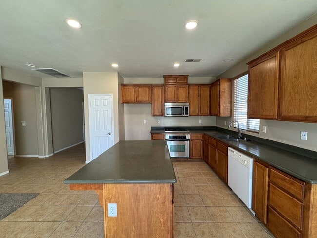 Building Photo - NW Bakersfield home!