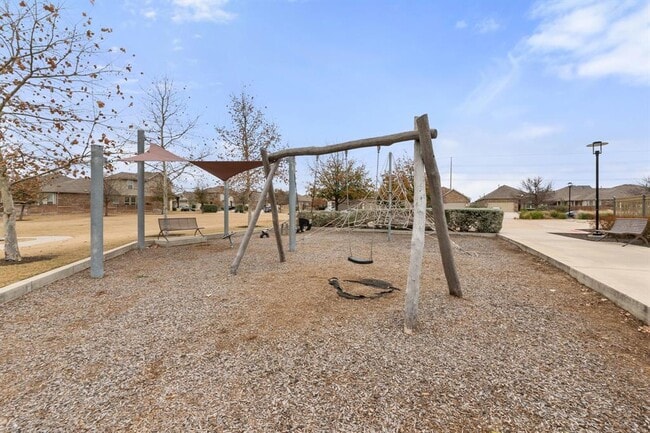 Building Photo - 102 Hedge Grn Holw