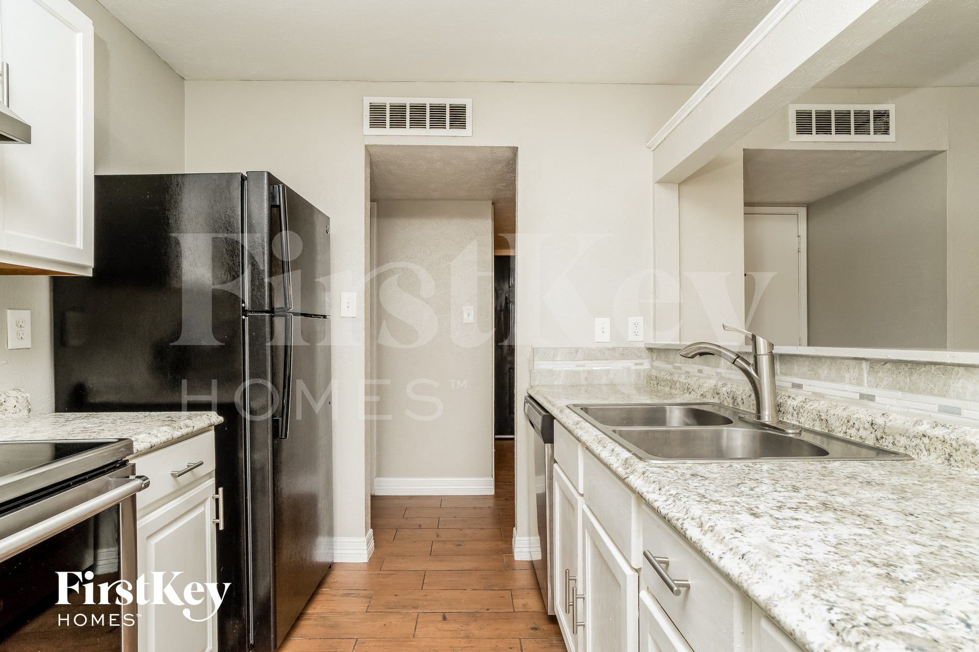 Building Photo - 7000 Wildbriar Ct E