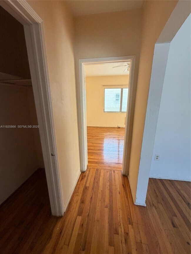 Building Photo - 945 Bay Dr