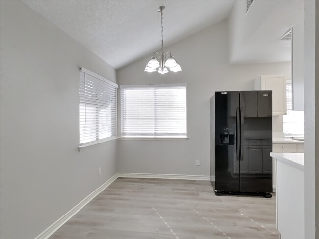 Building Photo - 2214 Townhall Ln