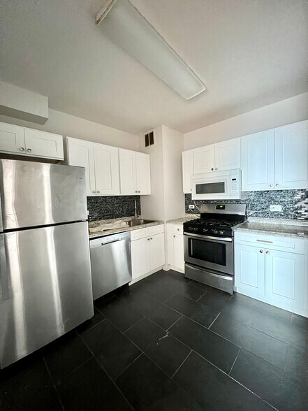 Building Photo - 45 River Dr S