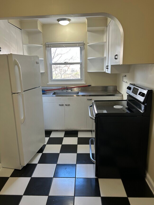 Building Photo - 877 Farmington Ave